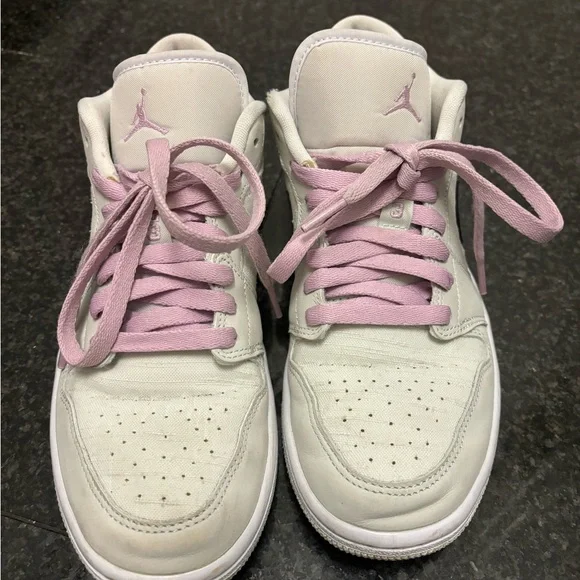 Air Jordan’s womens ’barely there’ - Picture 2 of 4